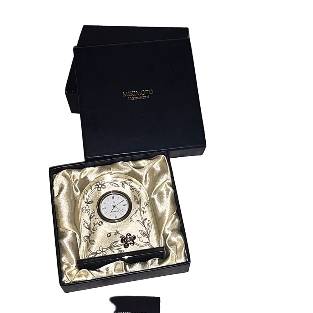 ❤️ Silver and White Desk Clock